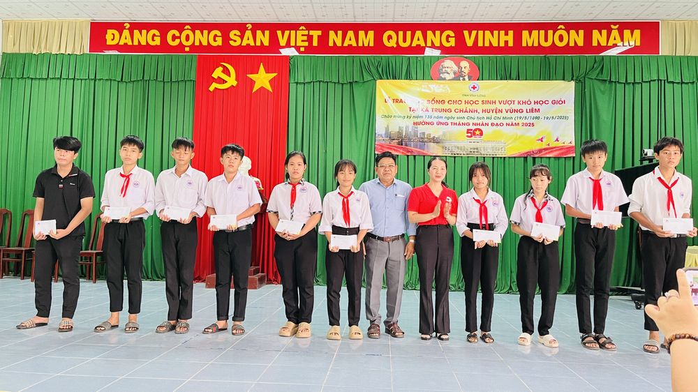 Những suất học bổng trao tặng là sự động viên kịp thời và thiết thực dành cho học sinh có hoàn cảnh khó khăn (tại xã Trung Chánh).