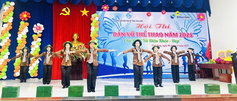Các đội dự thi phần bắt buộc trên nền nhạc “Cô gái Sài Gòn đi tải đạn”.