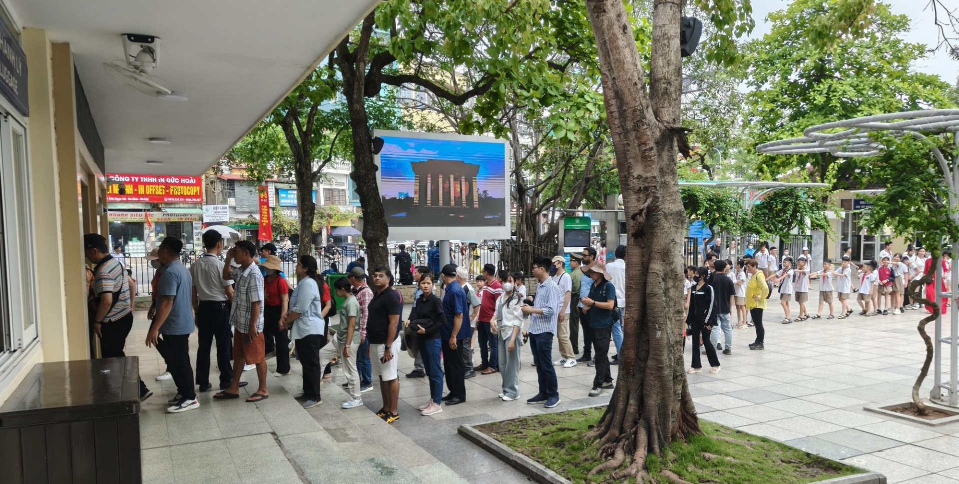 Đông đảo người dân từ khắp nơi xếp hàng từ ngoài cổng vào Lăng viếng Chủ tịch Hồ Chí Minh.