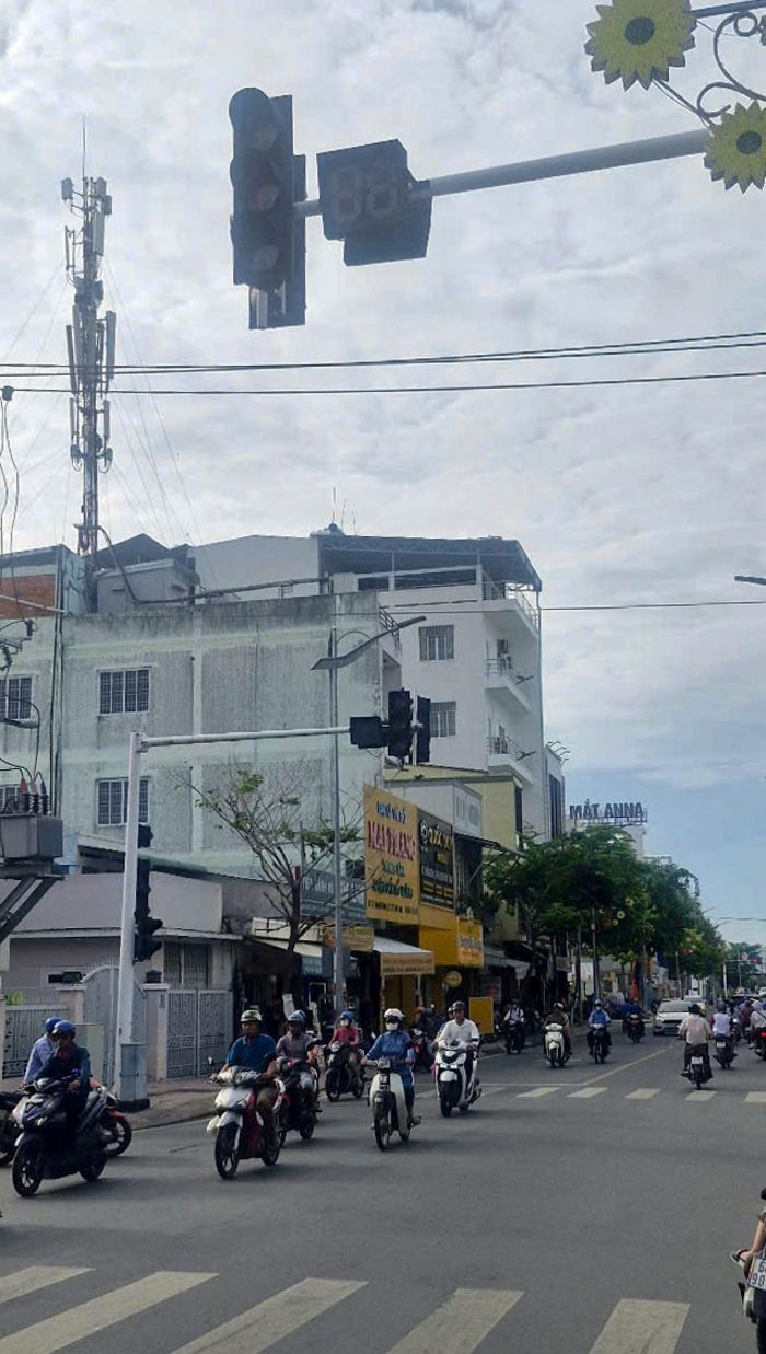 Ngã tư Nguyễn Thị Minh Khai- Trưng Nữ Vương, Nguyễn Thị Minh Khai- Hưng Đạo Vương (Phường 1) không hiển thị đồng hồ điếm ngược, đèn báo tín hiệu không ổn định, thống nhất.