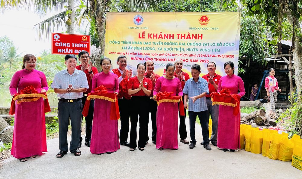 Khánh thành công trình nhân đạo tuyến đường đan dân sinh kết hợp đê bao chống lũ tại ấp Bình Lương, xã Quới Thiện.