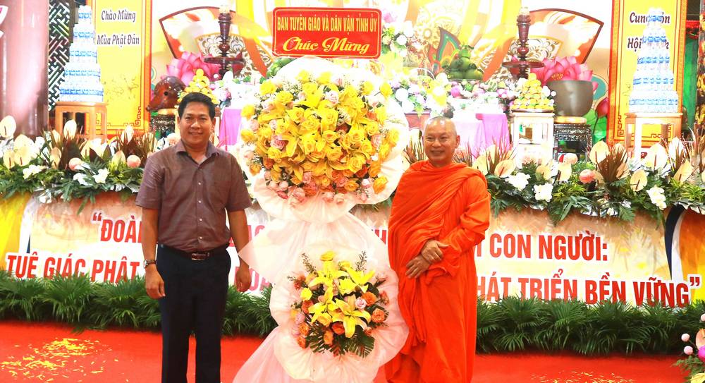 Phó Trưởng Ban Tuyên giáo và Dân vận Tỉnh ủy- Nguyễn Trung Kiên tặng hoa chúc mừng Ban Trị sự Giáo hội Phật giáo Việt Nam tỉnh.