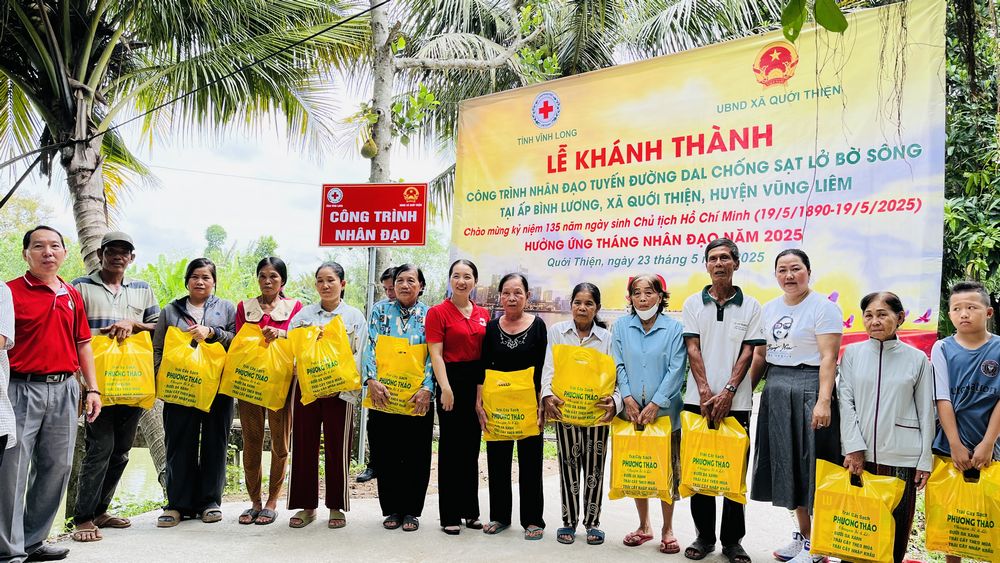 Nhà hảo tâm phối hợp các đơn vị và địa phương trao quà cho người dân hoàn cảnh khó khăn.