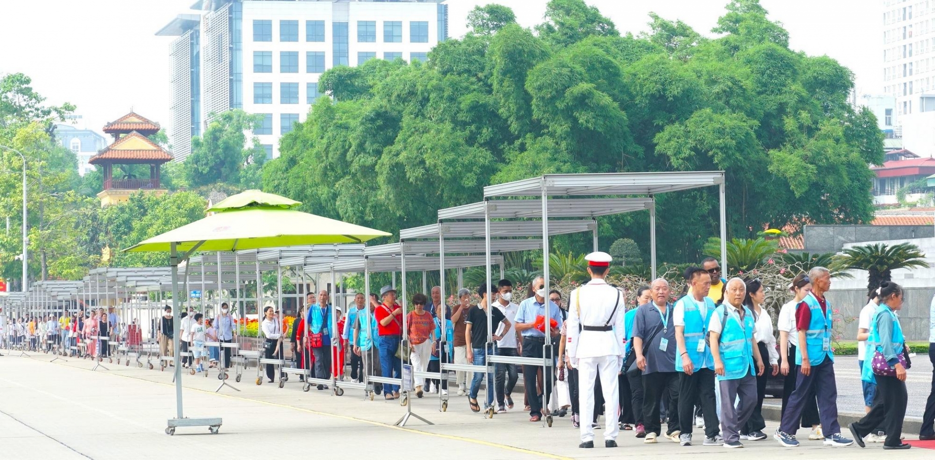 Trong tiết trời nắng nhẹ, dòng người xếp hàng dài chờ đợi giây phút được vào Lăng viếng Chủ tịch Hồ Chí Minh.