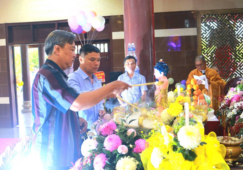 Đại biểu thực hiện nghi thức tắm Phật.