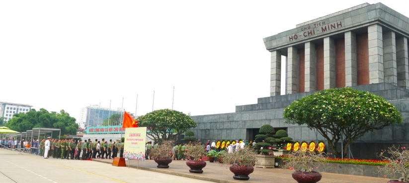 Xúc động dòng người vào Lăng viếng Chủ tịch Hồ Chí Minh