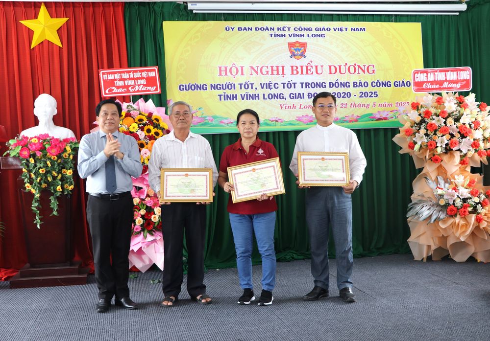  Chủ tịch Ủy ban MTTQ Việt Nam tỉnh- Trương Thành Dãnh tặng bằng khen của UBND tỉnh cho 3 tập thể tiêu biểu. 