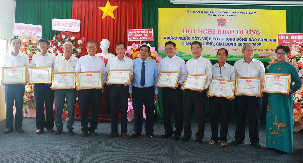 Phó Chủ tịch Ủy ban MTTQ Việt Nam tỉnh- Trần Thanh Lâm tặng bằng khen cho cá nhân tiêu biểu.