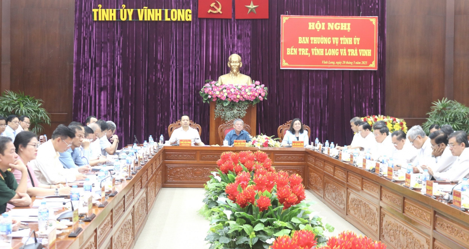 Hội nghị Ban Thường vụ 3 tỉnh Bến Tre, Vĩnh Long và Trà Vinh lấy ý kiến đóng góp các dự thảo văn bản quan trọng. 