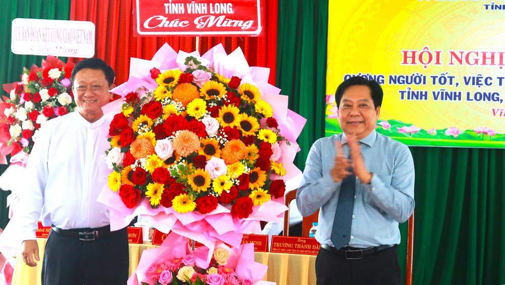  Chủ tịch Ủy ban MTTQ Việt Nam tỉnh- Trương Thành Dãnh (phải) tặng hoa chúc mừng hội nghị.