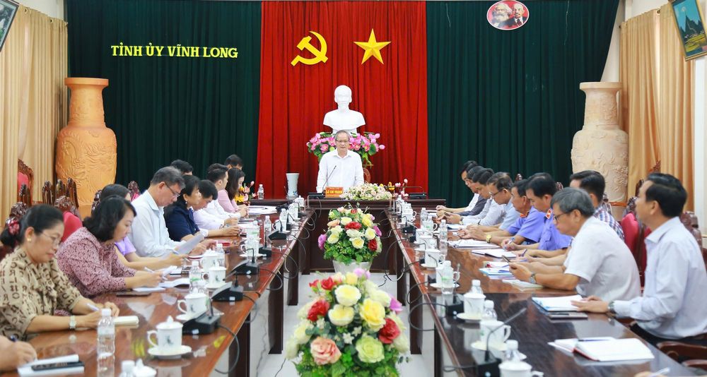 Đại biểu thảo luận các vấn đề liên quan đến đại hội.