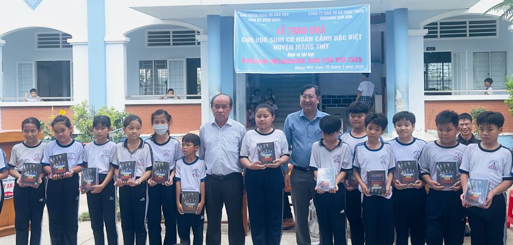 Ban Tuyên giáo và Dân vận Tỉnh ủy Vĩnh Long cùng đơn vị tài trợ trao quà tại Trường Tiểu học Mỹ An A.