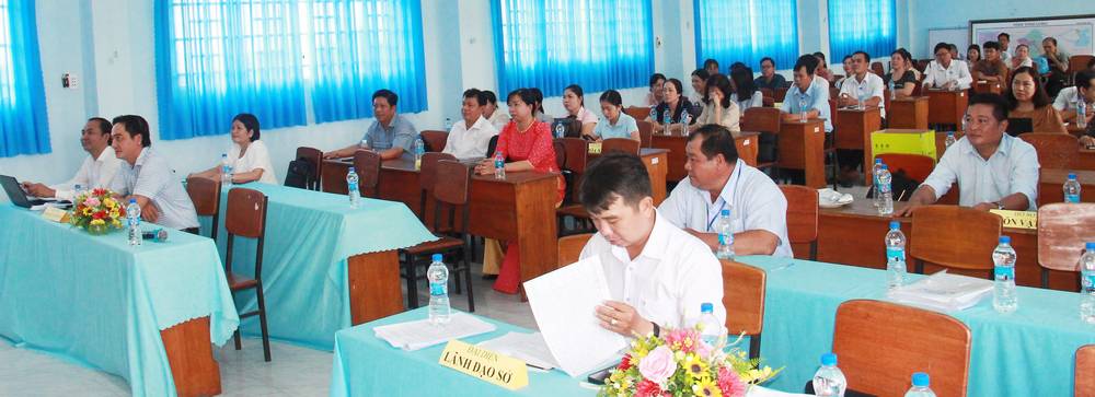 Đoàn kiểm tra làm việc với Trường THPT Phạm Hùng và chia sẻ kinh nghiệm với các trường, trung tâm có học sinh lớp 12 trong huyện Long Hồ.