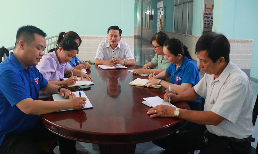  
Lãnh đạo Đảng ủy Phường 9 (TP Vĩnh Long) và các tổ chức đoàn thể trao đổi kết quả thực hiện các mô hình học tập và làm theo Bác.