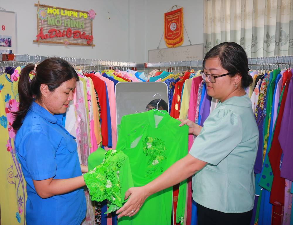Mô hình “Áo dài 0 đồng” của Hội LHPN Phường 9 (TP Vĩnh Long) chia sẻ yêu thương. 
