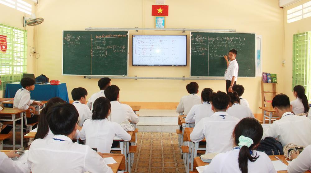 Học sinh Trường THPT Hựu Thành trong giờ ôn thi tốt nghiệp THPT 2025.
