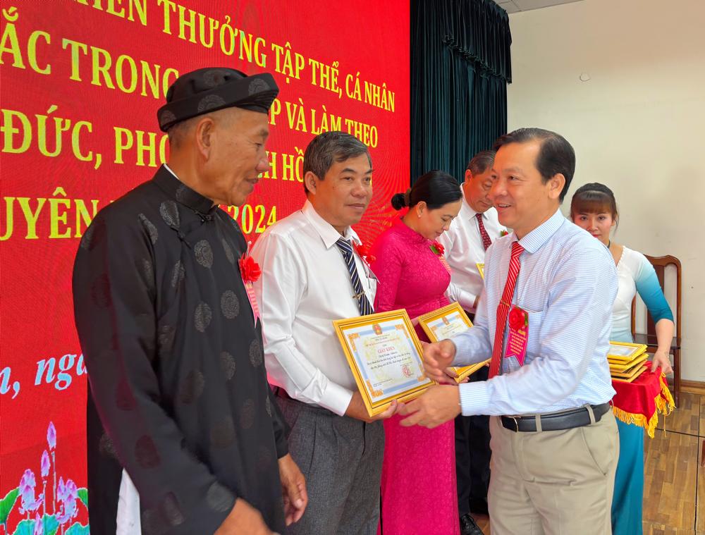 Các tập thể, cá nhân học và làm theo Bác là những tấm gương sáng, là hạt nhân dẫn dắt phong trào thi đua sôi nổi, sâu rộng, hiệu quả.