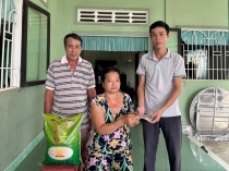 Trao tiền bạn đọc giúp bà Nguyễn Thị Thanh Phượng