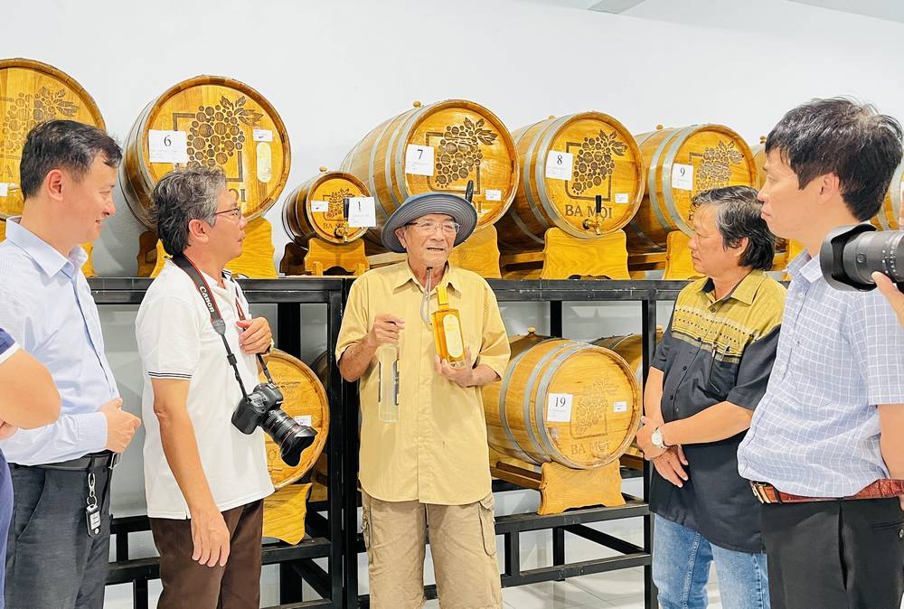 Rồi được nghe ông Ba Mọi giới thiệu về quy trình chưng cất để ra những chai rượu vang nho... đậm mùi nắng gió Ninh Thuận.


