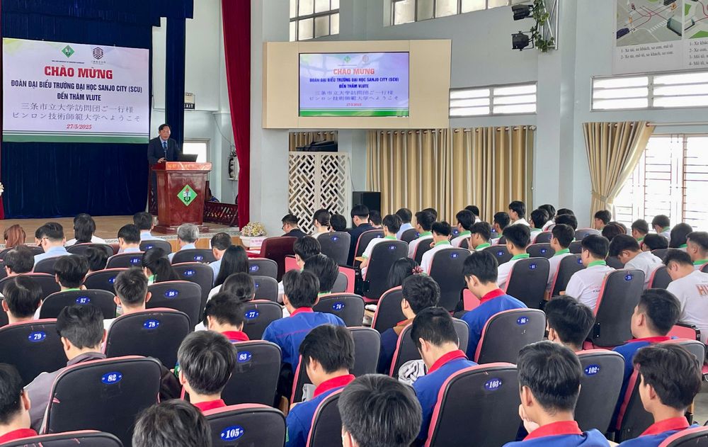 Chủ tịch hội đồng Trường ĐH Sư phạm Kỹ thuật Vĩnh Long TS. Nguyễn Minh Sang giới thiệu tổng quan về thế mạnh đào tạo của trường.