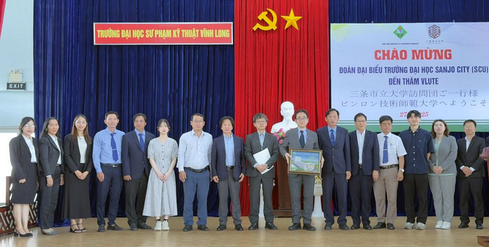 Trường ĐH Sư phạm kỹ thuật Vĩnh Long tặng quà lưu niệm cho Trường ĐH Sanjo City, Nhật Bản