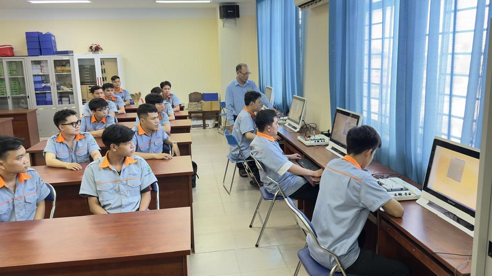 
Sinh viên chuyên ngành thiết kế vi mạch Trường ĐH Sư phạm kỹ thuật Vĩnh Long thực hành.