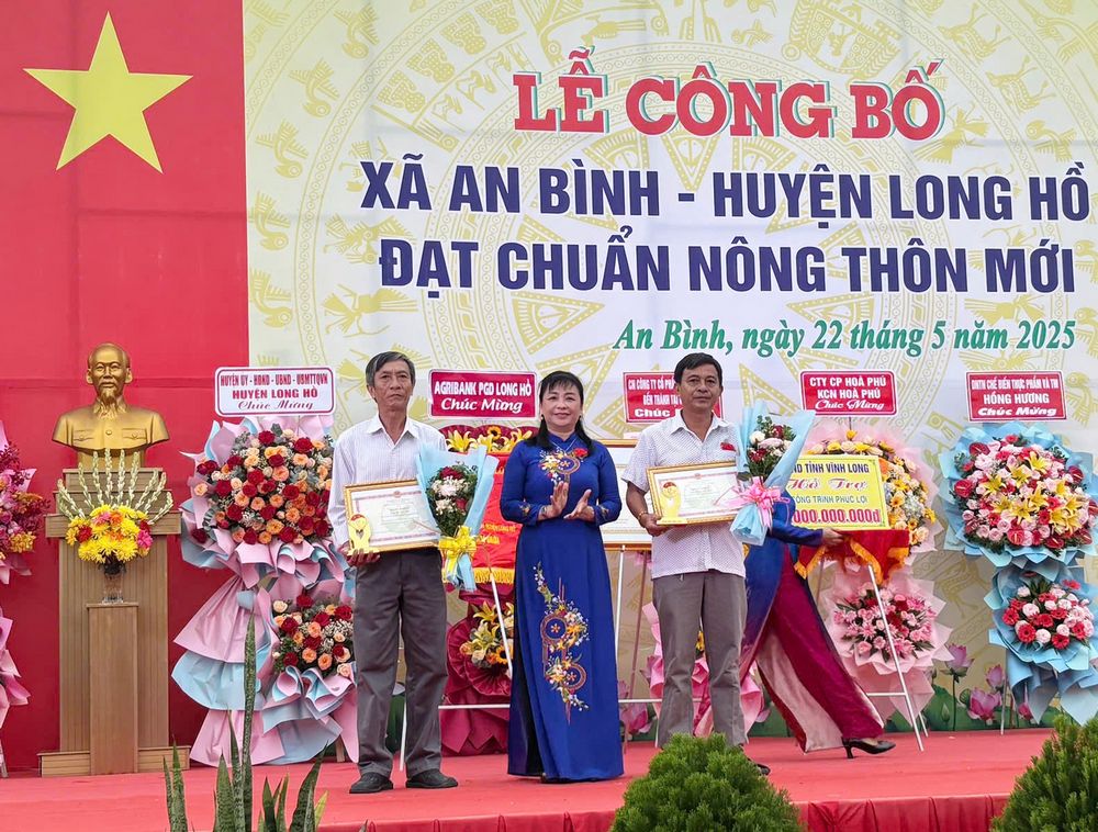 Bà Lê Thị Thuý Kiều- Tỉnh ủy viên, Phó Chủ tịch HĐND tỉnh trao bằng khen cho các cá nhân xuất sắc.