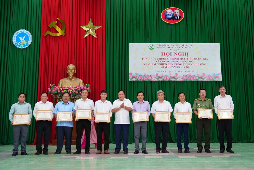 Ông Nguyễn Văn Liệt- Tỉnh ủy viên, Phó Chủ tịch UBND tỉnh trao bằng khen cho các tập thể, cá nhân xuất sắc trong phong trào thi đua “Vĩnh Long chung sức xây dựng NTM”. 