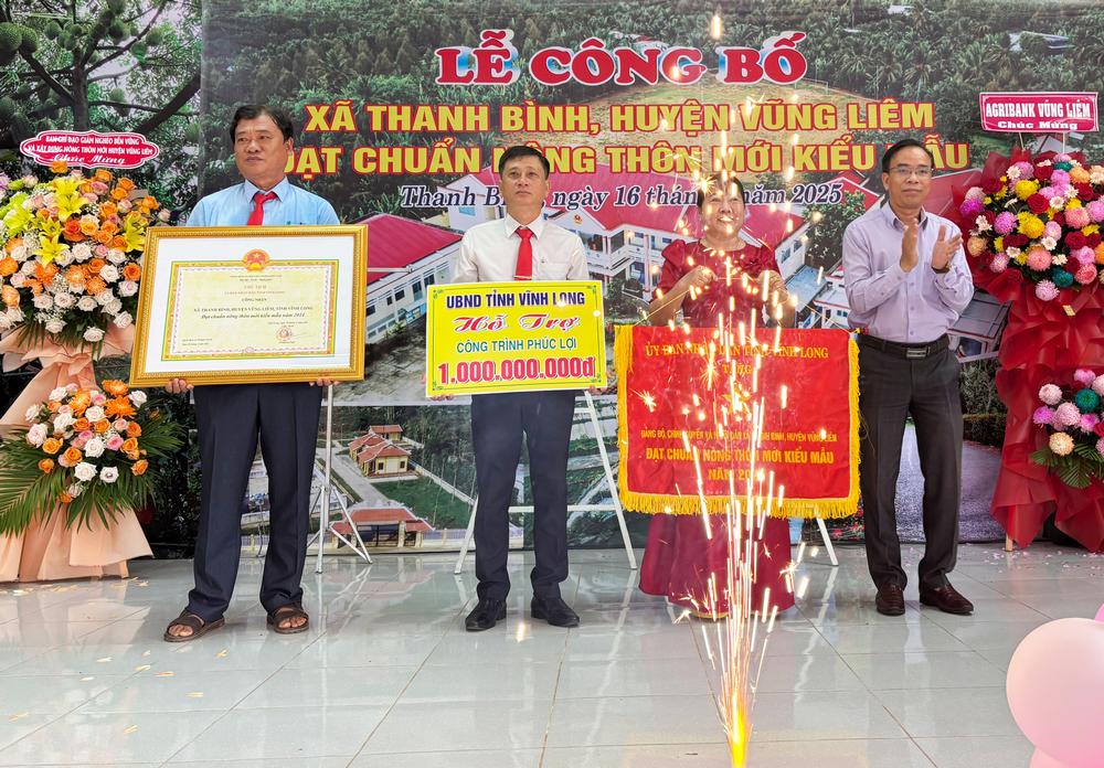 Ông Đỗ Đình Gần- Trưởng Ban Pháp chế HĐND tỉnh trao cờ thi đua cấp tỉnh, bằng công nhận xã Thanh Bình đạt chuẩn xã NTM kiểu mẫu và hỗ trợ công trình phúc lợi trị giá 1 tỷ đồng.