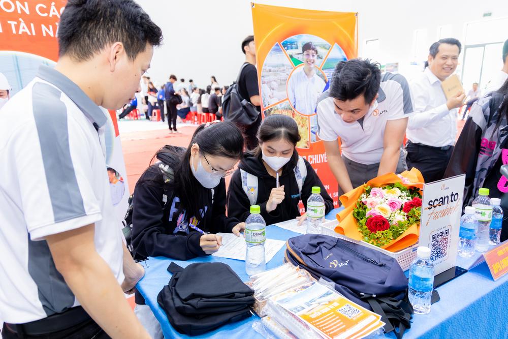 Trong chương trình, Trường ĐH Sư phạm kỹ thuật Vĩnh Long ký kết hợp tác với các doanh nghiệp.
