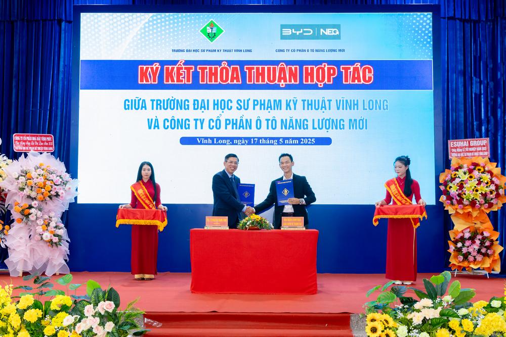 Hội chợ việc làm là một trong những hoạt động thường niên của nhà trường, là cầu nối giữa sinh viên và nhà tuyển dụng.