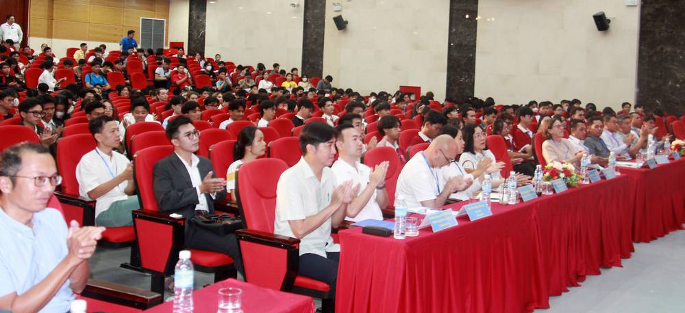  Có trên 100 giảng viên, sinh viên các nước Pháp, Lào, Campuchia và Việt Nam tham gia sự kiện.
