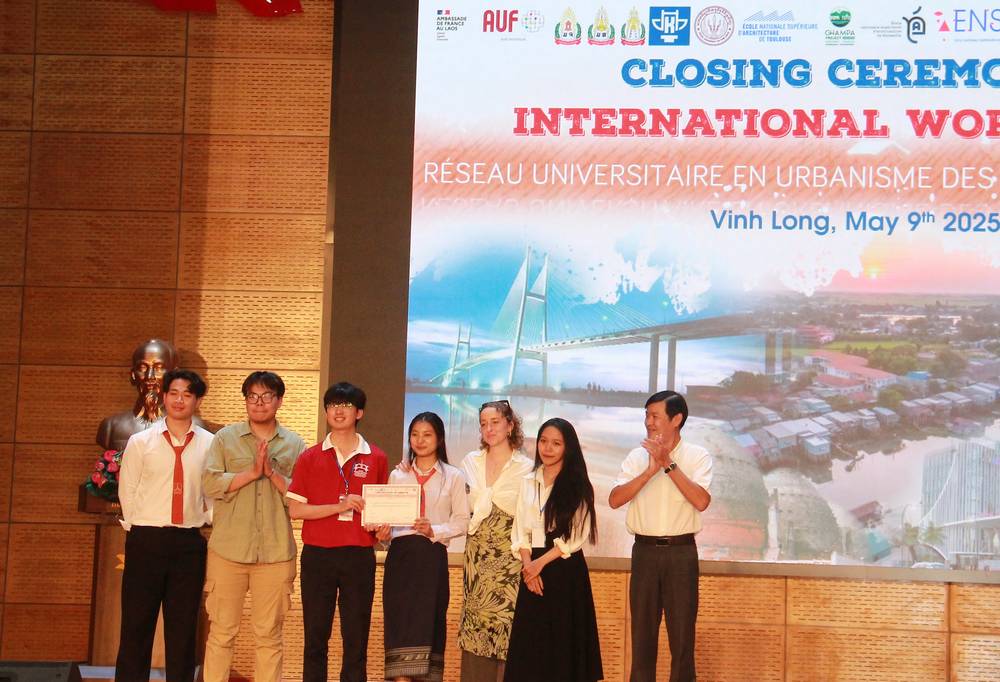 Khen thưởng cho đồ án tiềm năng nhất cho nhóm sinh viên, trong chương trình đồ án thực địa quốc tế chủ đề “Nơi chốn”.