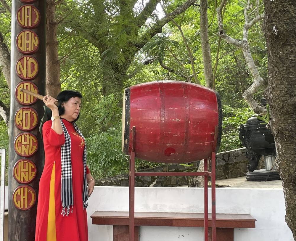 NGND.TS. Đặng Huỳnh Mai đánh trống tưởng niệm liệt sĩ ngành giáo dục đã anh dũng vừa chiến đấu, vừa xây dựng nền giáo dục cách mạng.