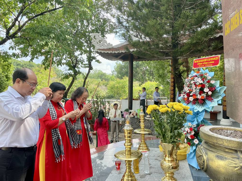 Hội Cựu giáo chức tỉnh viếng và dâng hương tại Bia tưởng niệm liệt sĩ ngành giáo dục.