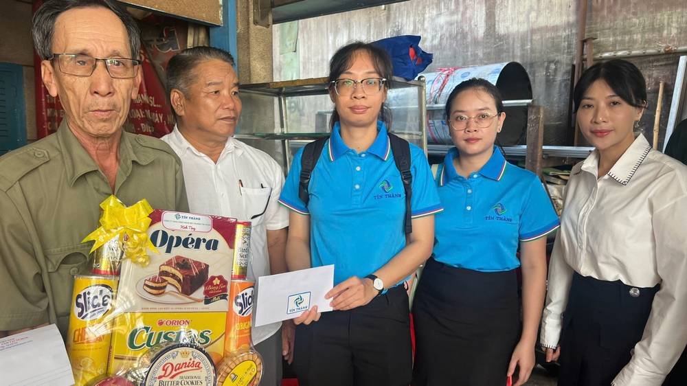 Đại diện Công ty Công nghệ môi trường Tín Thành tặng quà cho các gia đình chính sách Phường 12, (quận Gò Vấp- TP Hồ Chí Minh).