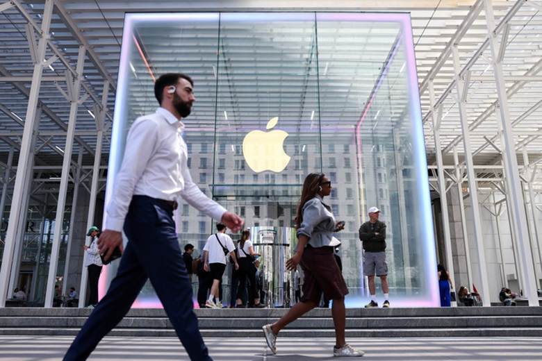 Người dân đi ngang qua cửa hàng Apple trên đại lộ số 5 ở thành phố New York, Mỹ ngày 1/5 - Ảnh: REUTERS
