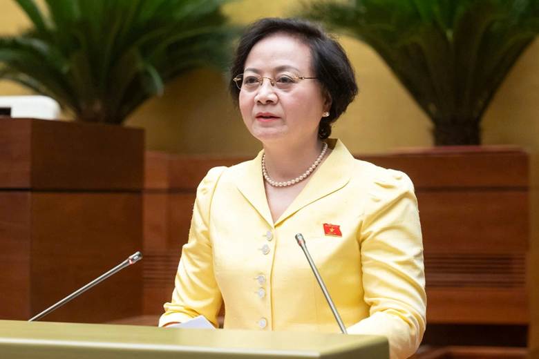  

Bộ trưởng Nội vụ Phạm Thị Thanh Trà trình bày tờ trình dự thảo Luật Tổ chức chính quyền địa phương sửa đổi (Ảnh: Phạm Thắng).