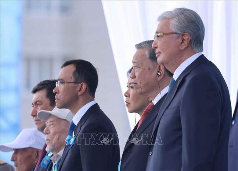 
 

Tổng Bí thư Tô Lâm và Tổng thống Kazakhstan Kassym-Jomart Tokayev tham dự buổi lễ. Ảnh: TTXVN