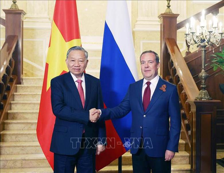 Tổng Bí thư Tô Lâm với Chủ tịch Đảng nước Nga Thống nhất, Phó Chủ tịch Hội đồng An ninh Liên bang Nga Dmitry Medvedev - Ảnh: TTXVN

