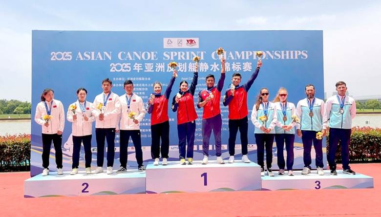 Canoeing Việt Nam với tấm huy chương vàng nội dung C4 hỗn hợp tại Giải vô địch canoeing châu Á 2025 - Ảnh: CANOEING VN

