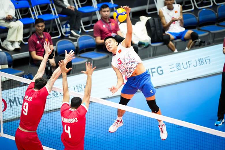 Bóng chuyền nam Việt Nam (áo trắng) chơi nỗ lực vẫn không thể gây bất ngờ trước đại diện Bahrain - Ảnh: AVC

