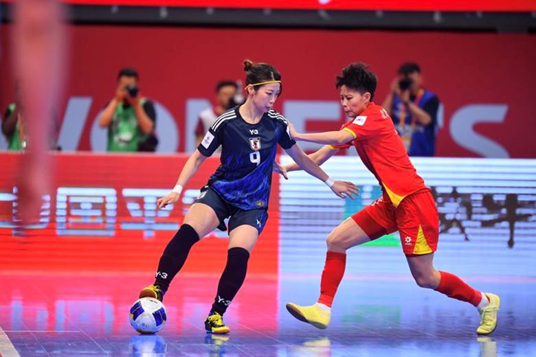 
Đội tuyển futsal nữ Việt Nam (áo đỏ) trong trận thua Nhật Bản - Ảnh: AFC