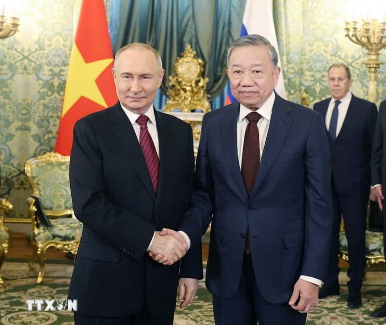 Tổng Bí thư Tô Lâm bắt tay Tổng thống Nga Putin trước hội đàm hẹp hôm 10/5 - Ảnh: TTXVN
