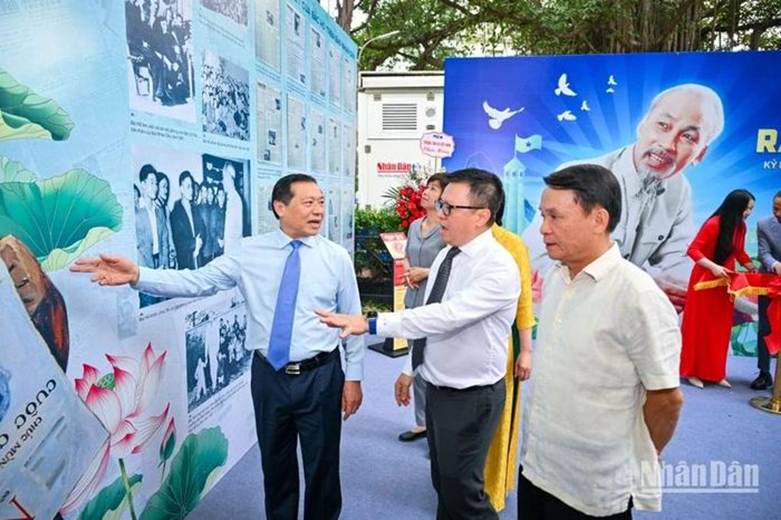 
Tổng Biên tập Lê Quốc Minh giới thiệu về triển lãm tới các đại biểu. (Ảnh: THÀNH ĐẠT)