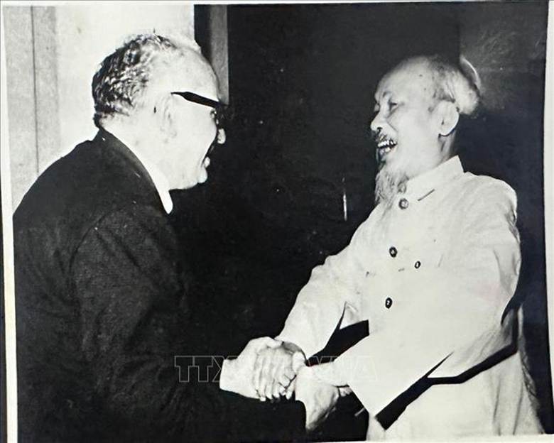Ủy viên Bộ Chính trị Đảng Cộng sản Venezuela (PCV) Eduardo Gallegos trong một lần gặp Chủ tịch Hồ Chí Minh tại Thủ đô Hà Nội, tháng 9/1964. Ảnh: Gia đình nhân vật cung cấp/TTXVN phát

