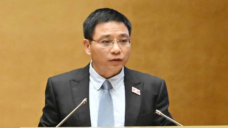 
Bộ trưởng Bộ Tài chính Nguyễn Văn Thắng trình bày Tờ trình của Chính phủ trước Quốc hội