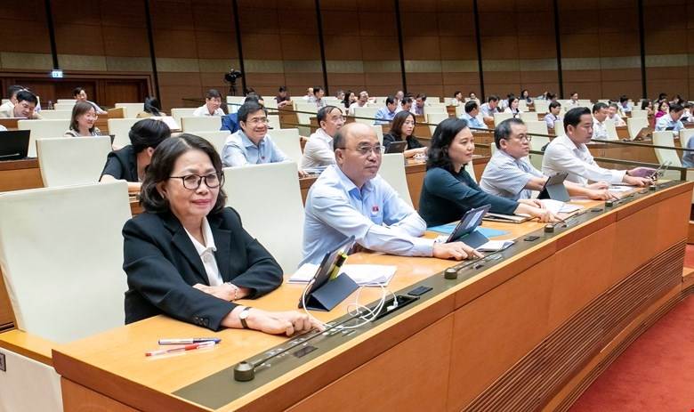 
Đại biểu Quốc hội ấn nút biểu quyết tại Kỳ họp thứ 9, Quốc hội khóa XV