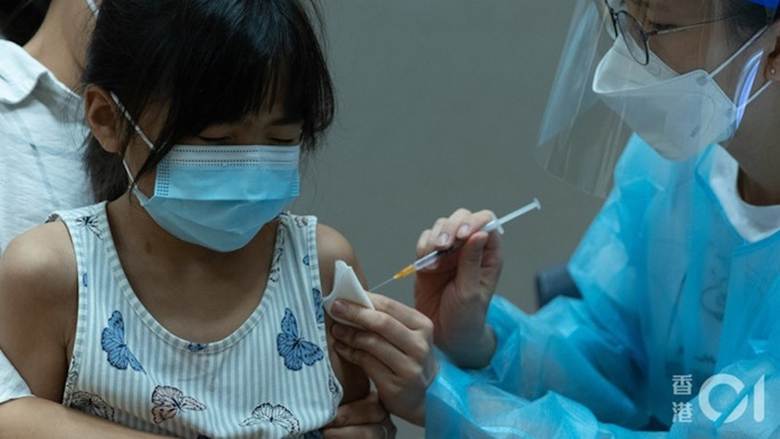 Trung tâm Bảo vệ Sức khỏe Hồng Kông (Trung Quốc) kêu gọi người dân tiêm thêm liều vắc-xin COVID-19 tăng cường. Ảnh: hk01