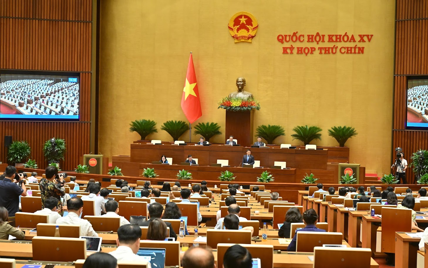 
Bộ trưởng Bộ Tài chính Nguyễn Văn Thắng giải trình làm rõ một số vấn đề đại biểu Quốc hội nêu.
